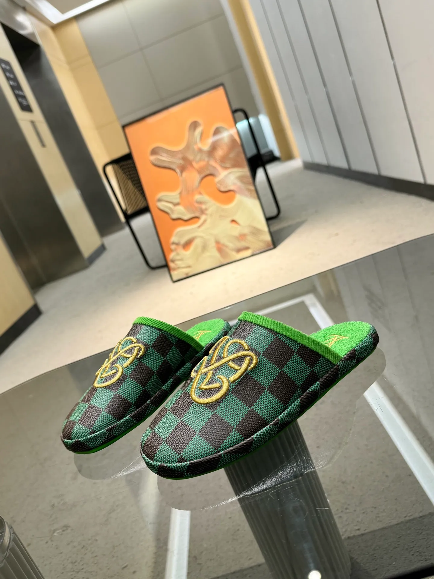 👟👟Ex-factory price 320👟👟 The 2024 couple’s counter features the latest hard goods of LV and Loewe co-branded slippers🆕 ✿Purchase level! Full of high-end feel! A popular model among bloggers at home and abroad, it’s retro and fashionable and looks amazing on your feet! Official website main recommendation code number 35-46